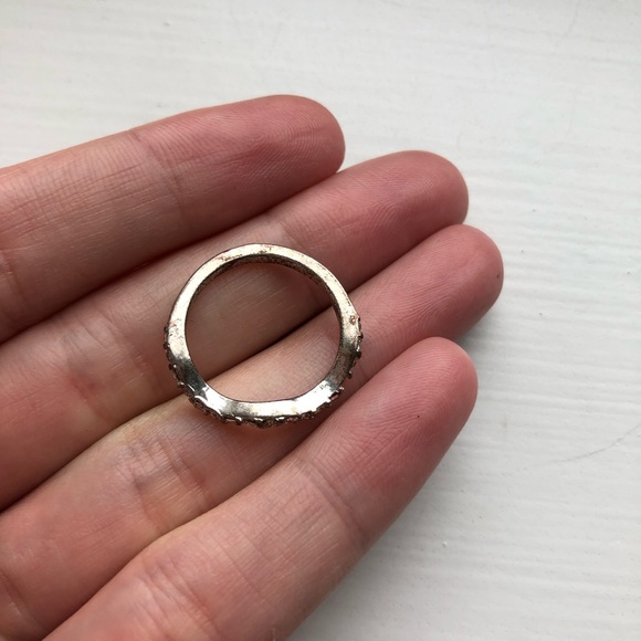 Thin & dainty curved silver and rhinestone ring - Picture 5 of 6